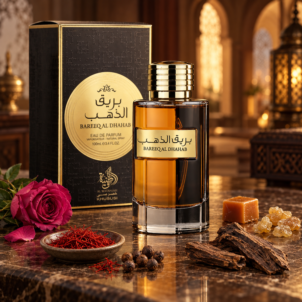 Bareeq Al Dhahab Al Wataniah com caixa preta e dourada em interior de tons quentes, rodeado por rosa, açafrão, especiarias, madeira, caramelo e resina.