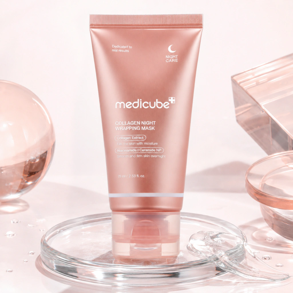 Medicube Collagen Night Wrapping Mask 75 ml sobre placa de vidro com textura em gel