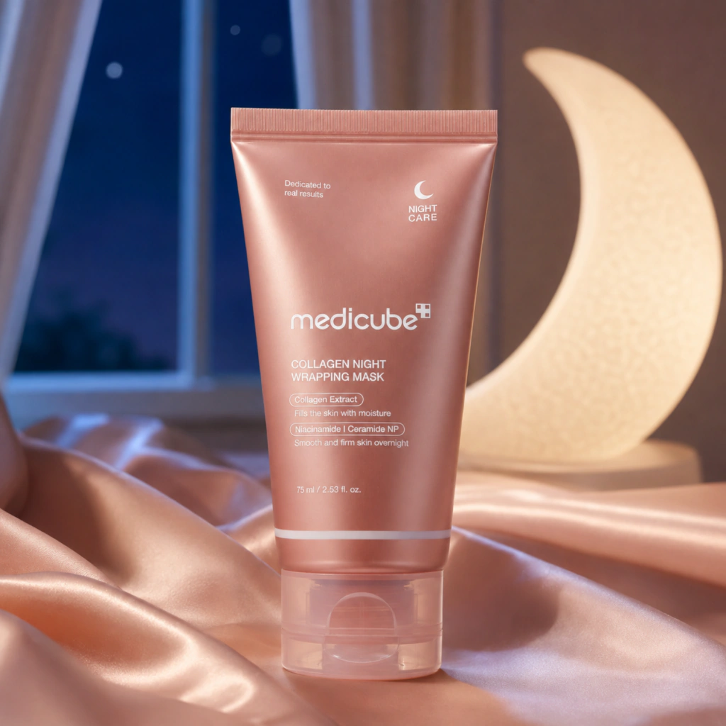 Medicube Collagen Night Wrapping Mask 75 ml em cenário noturno com tecido acetinado