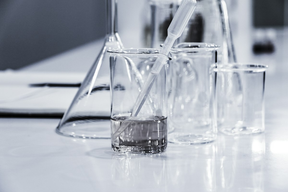 Vidraria de laboratório; fotografia ilustrativa de Hans Reniers, sem relação com uma fábrica específica