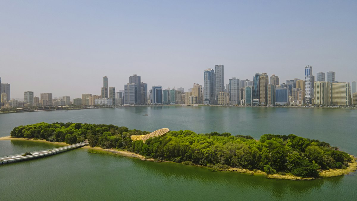 Vista de Noor Island e dos edifícios de Sharjah, fotografada por Hassan Pasha