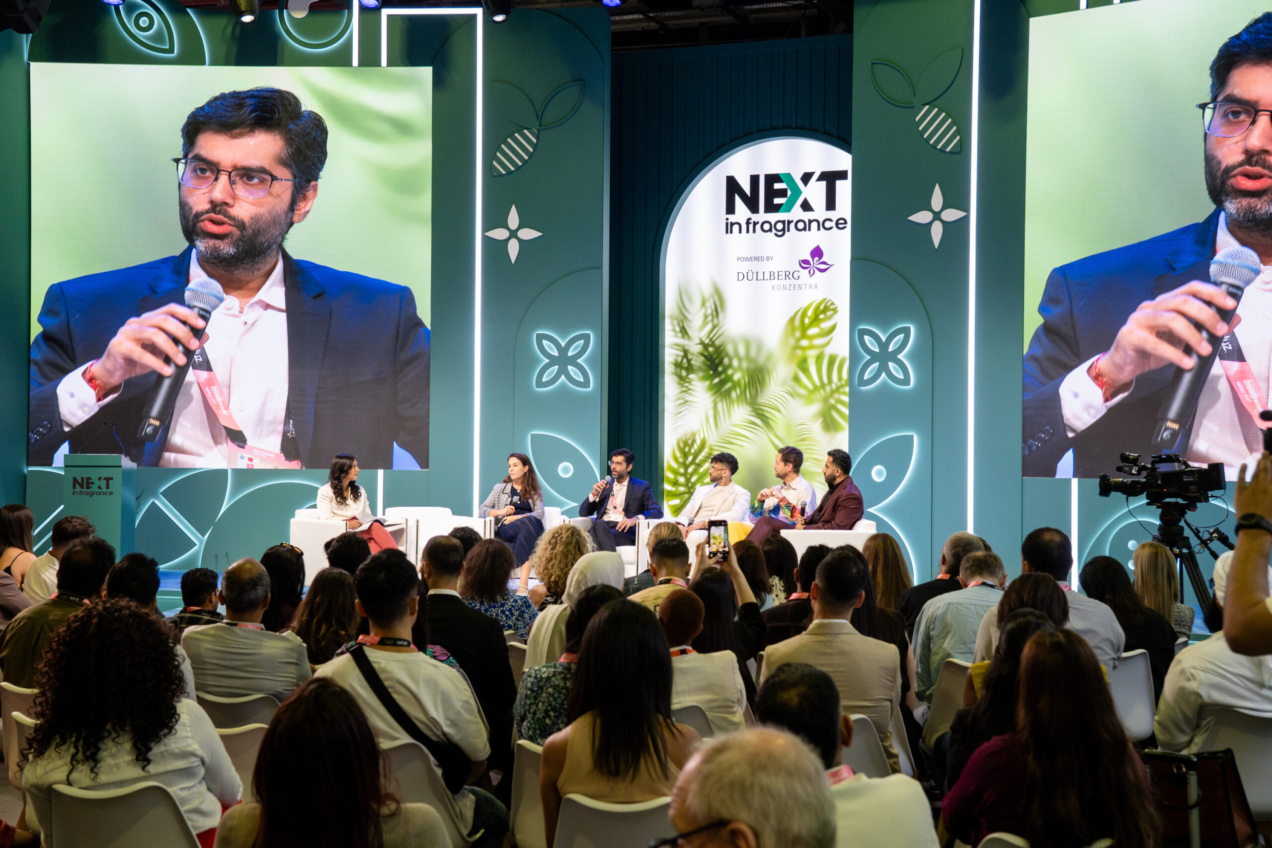 Painel e público da Next in Fragrance em 2025. A fotografia ilustra o ambiente profissional da conferência. Foto: Messe Frankfurt / Beautyworld Middle East, arquivo de 2025.