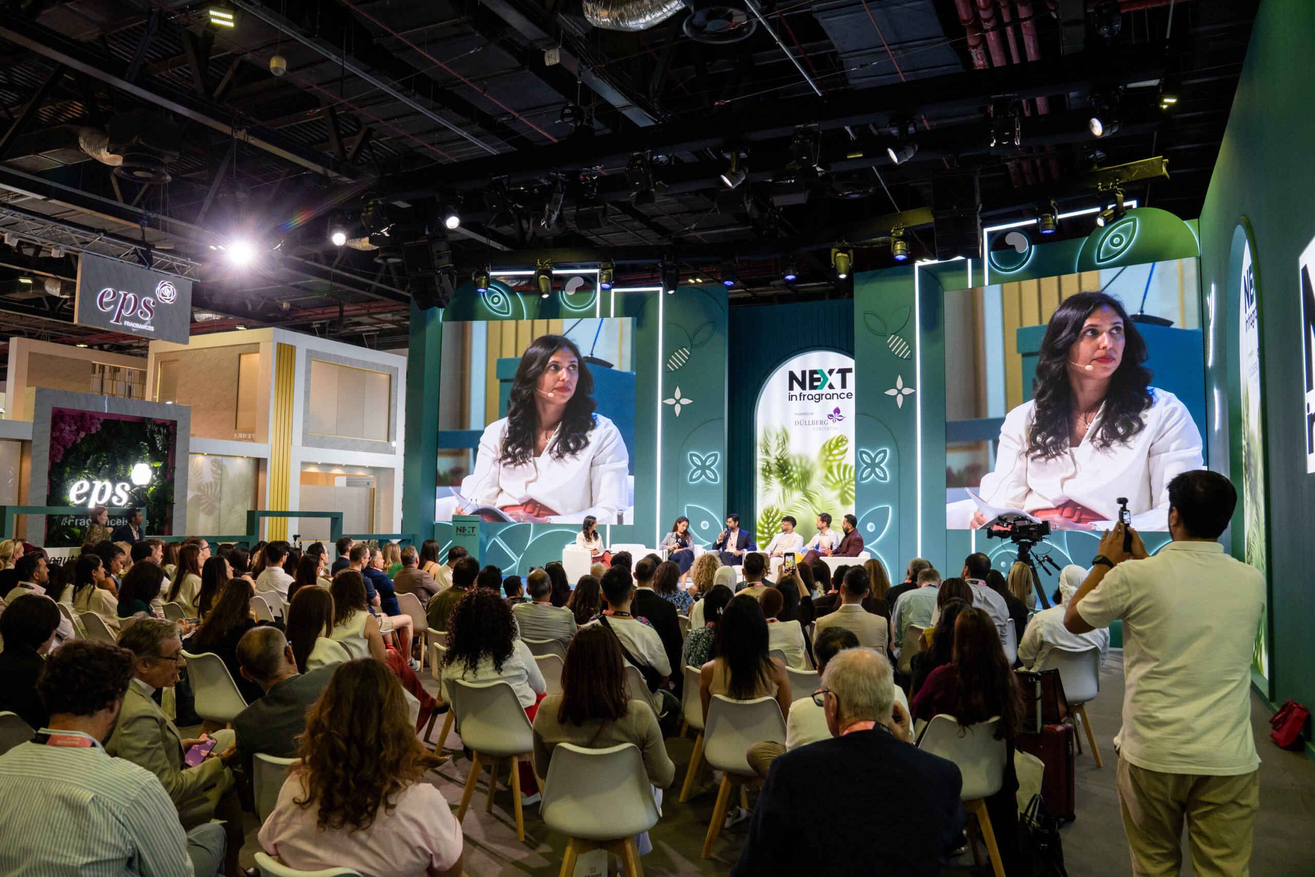 Profissionais reunidos na Next in Fragrance, em Dubai, em 2025. Registro do ambiente profissional da conferência. Foto: Messe Frankfurt / Beautyworld Middle East, arquivo de 2025.